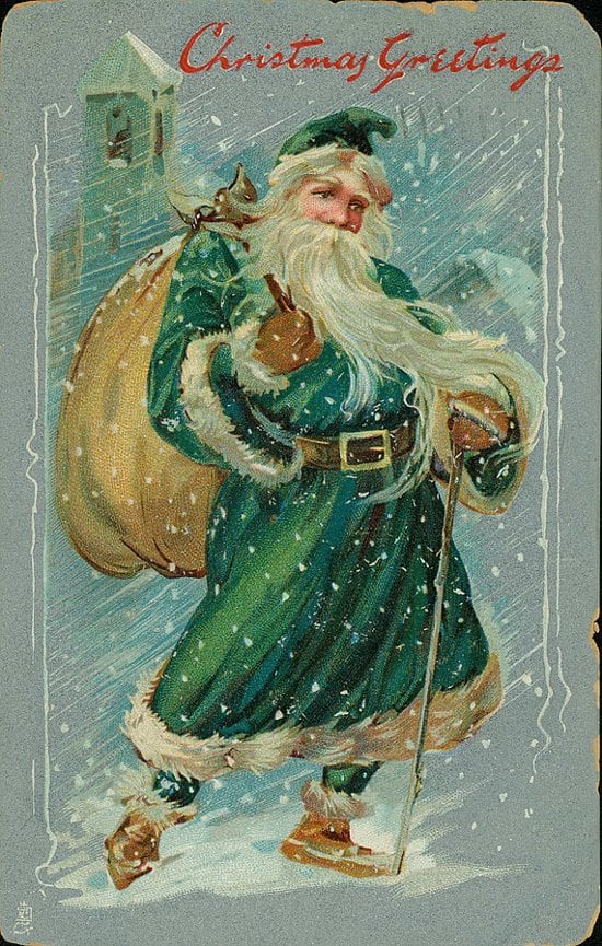 Ilustración de una postal antigua con Santa Claus vistiendo un traje verde con adornos blancos, sosteniendo un bastón y cargando un saco de regalos, mientras camina en un paisaje nevado.