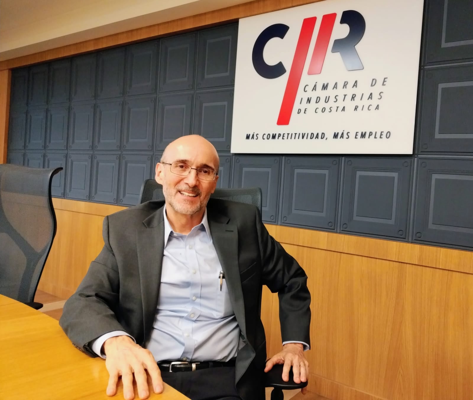 Sergio Capón, presidente de la Cámara de Industrias de Costa Rica, en la sede del gremio, durante una entrevista sobre los factores que afectan la competitividad del país según una encuesta reciente.