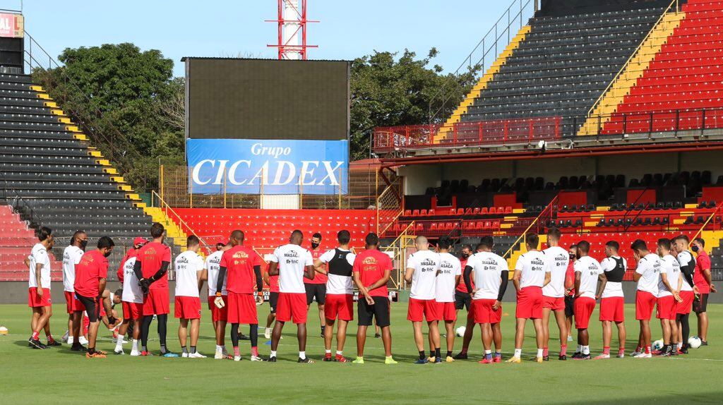 Liga Deportiva Alajuelense se entrenó este lunes en el Estadio Alejandro Morera Soto. Fotografía: Daniel Sanabria