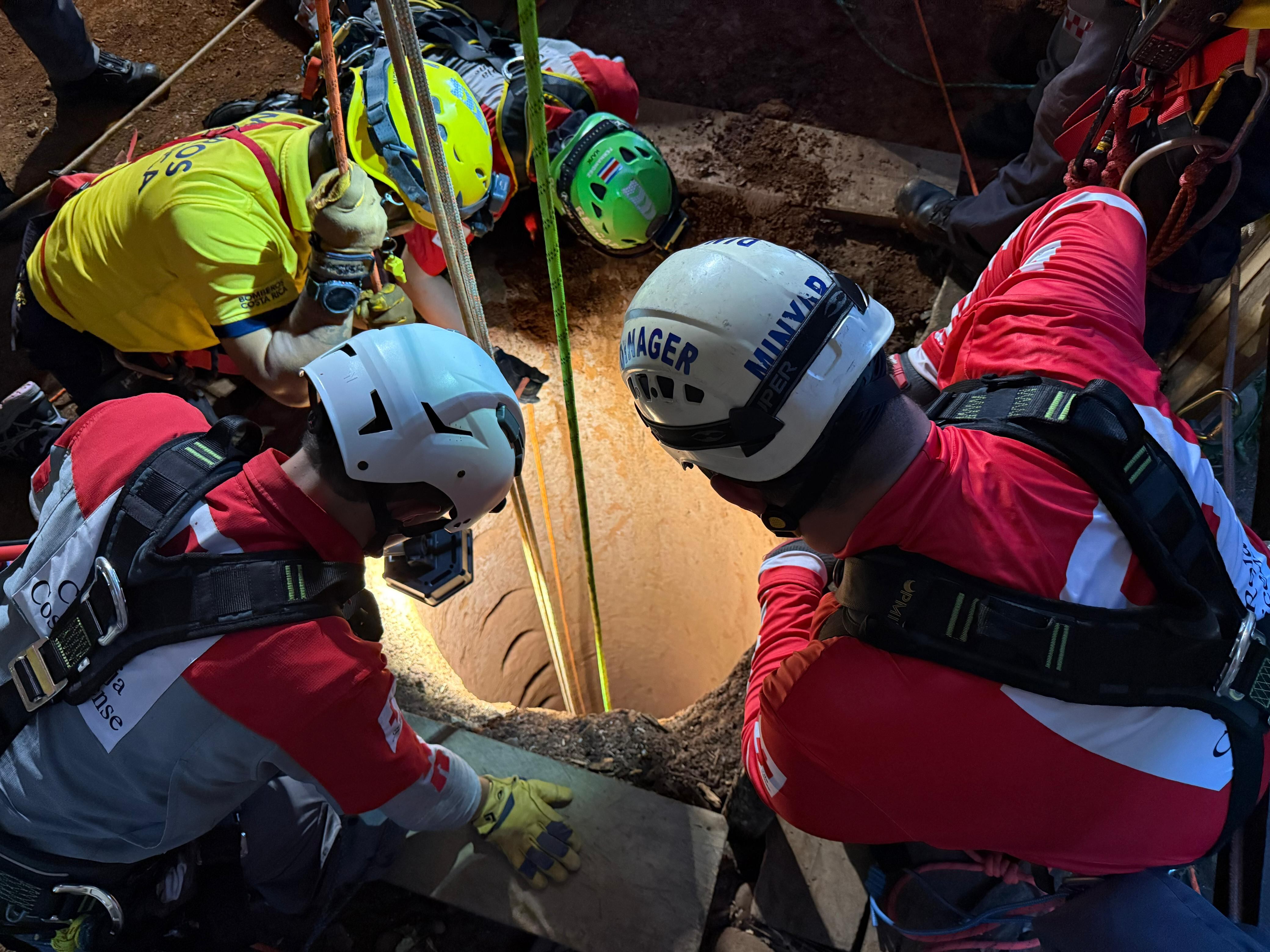 Personal de Bomberos de Costa Rica y Cruz Roja durante las labores de rescate del niño que cayó en un pozo en Pocosol de San Caarlos. Fotografía: