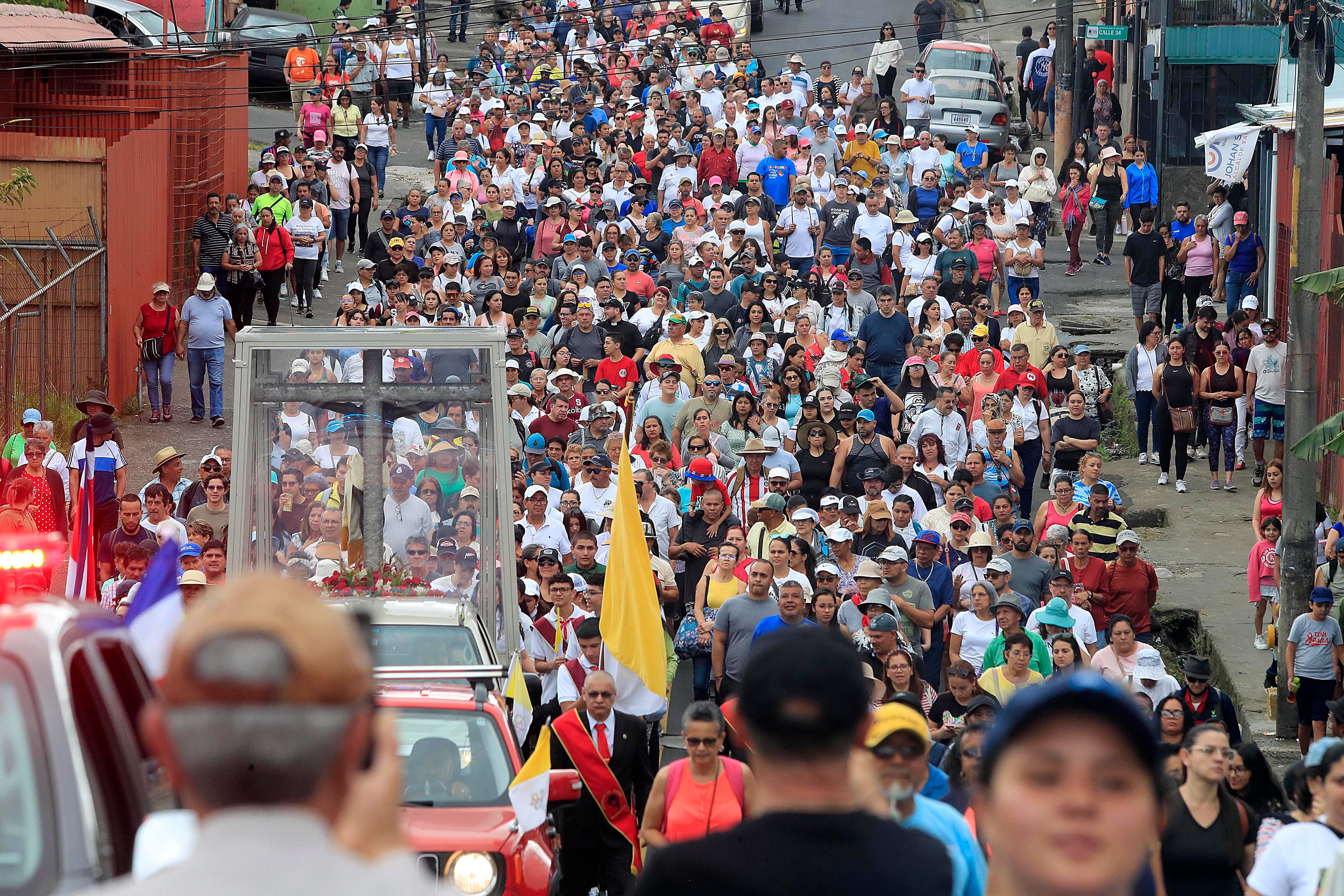 07/01/20023 San José. Romería con el Santo Cristo de Esquipulas desde la Catedral Metropolitana hasta la parroquia de Alajuelita, pasando por la comunidad de Cristo Rey conde el padre Sergio y los colaboradores de Obras del Espíritu Santo también le dieron el acostumbrado especial recibimiento de todos los años. La pequeña peregrinación también pasó por Sagrada Familia y Hatillo antes de llegar a su destino final.