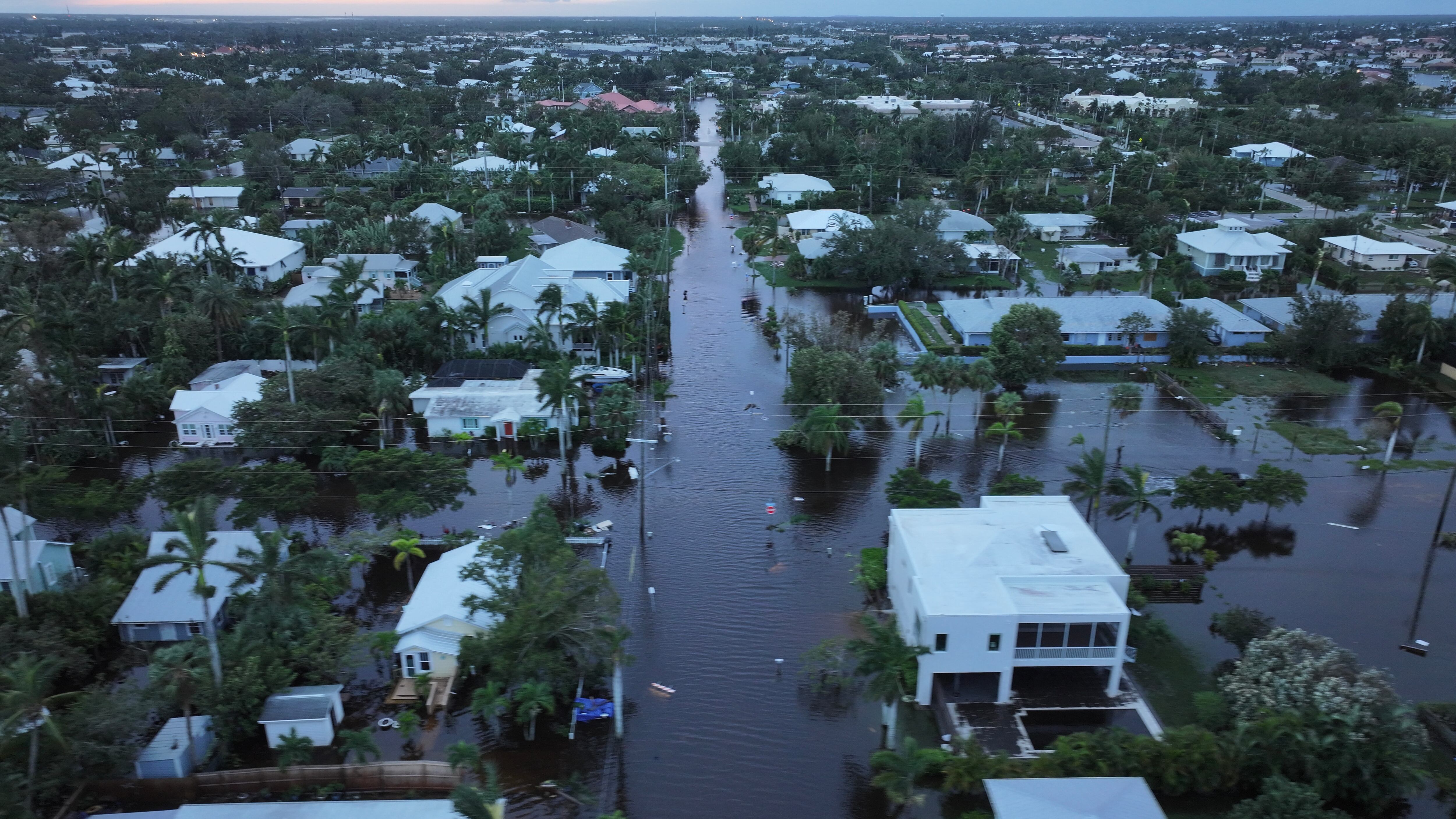 Así quedó un vecindario después de que el huracán Milton tocara tierra este 10 de octubre en la comunidad de Punta Gorda, Florida. Milton tocó tierra como un huracán de categoría 3 en el área de Siesta Key en Florida, causando daños e inundaciones en todo el centro de esa península. Fotografía:
