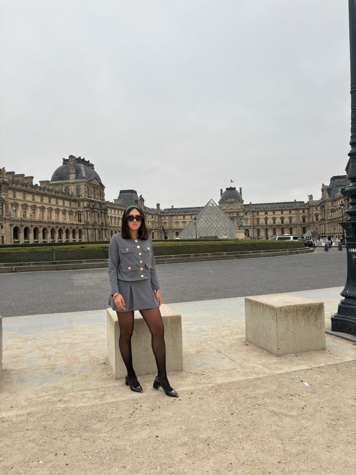 Michelle Campos afirma que cuando va de viaje su madre le confecciona los atuendos que ella desea, este traje gris que porta en París, Francia, es de sus favoritos.