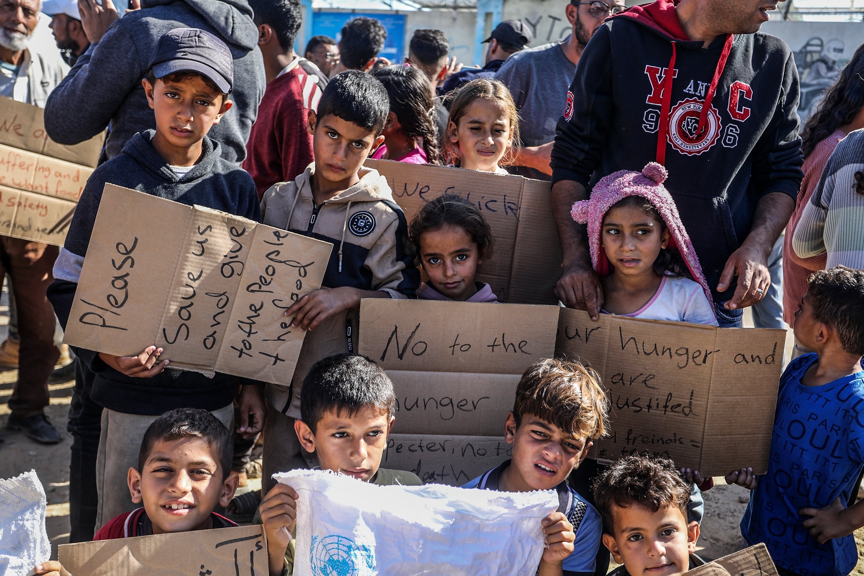 Civiles palestinos, niños palestinos protestan frente a la sede de UNRWA (Organismo de Obras Públicas y Socorro de las Naciones Unidas para los Refugiados de Palestina en Oriente Medio) y piden provisiones de harina y alivio del hambre en la Franja de Gaza, en noviembre 17, 2024.