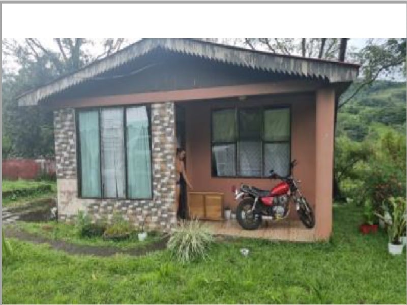 Casa en Líbano de Tilarán con 3 habitaciones, 1 baño y zona verde. Ubicada cerca de la iglesia de Maravilla. Incluye sala-comedor, cocina y cuarto de pilas.