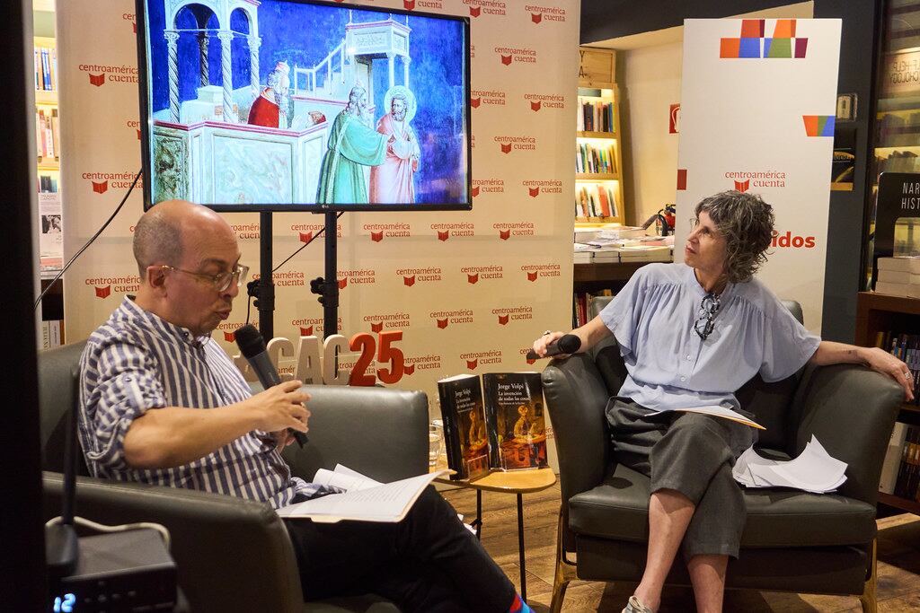 En Centroamérica Cuenta, Jorge Volpi presentó 'La invención de todas las cosas' en una lectura performática con Nona Fernández.