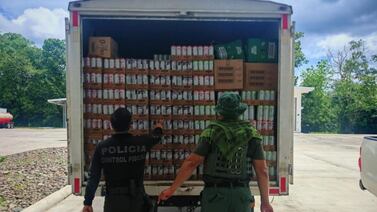 Camión con presunto licor de contrabando choca de frente con patrulla en la persecución