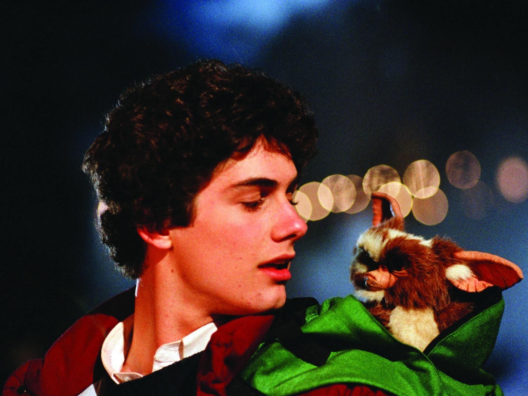 Escena de la película Gremlins con Zach Galligan con un Gremlin en su hombro
