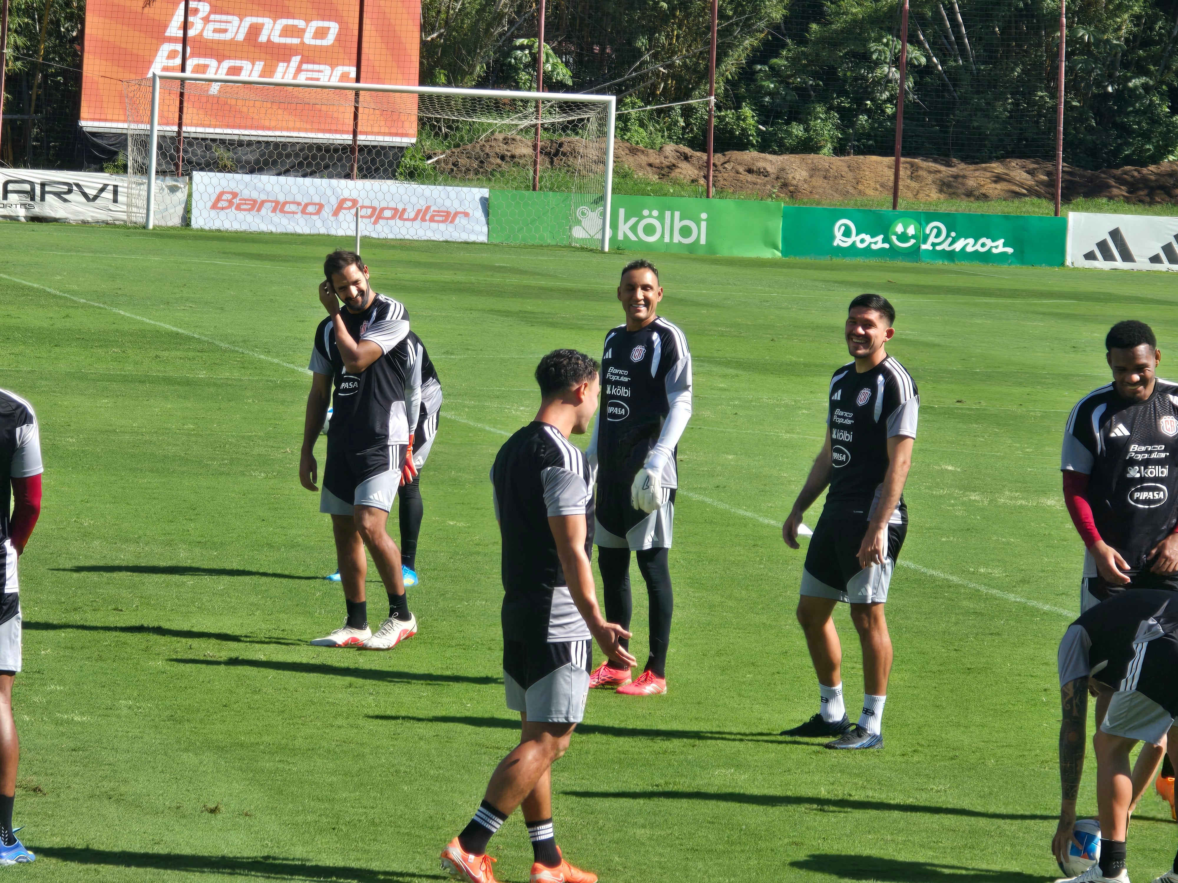Keylor Navas sonríe en el inicio de la práctica de la Selección de Costa Rica este miércoles, antes de viajar a Nicaragua para el partido en Nations League.
