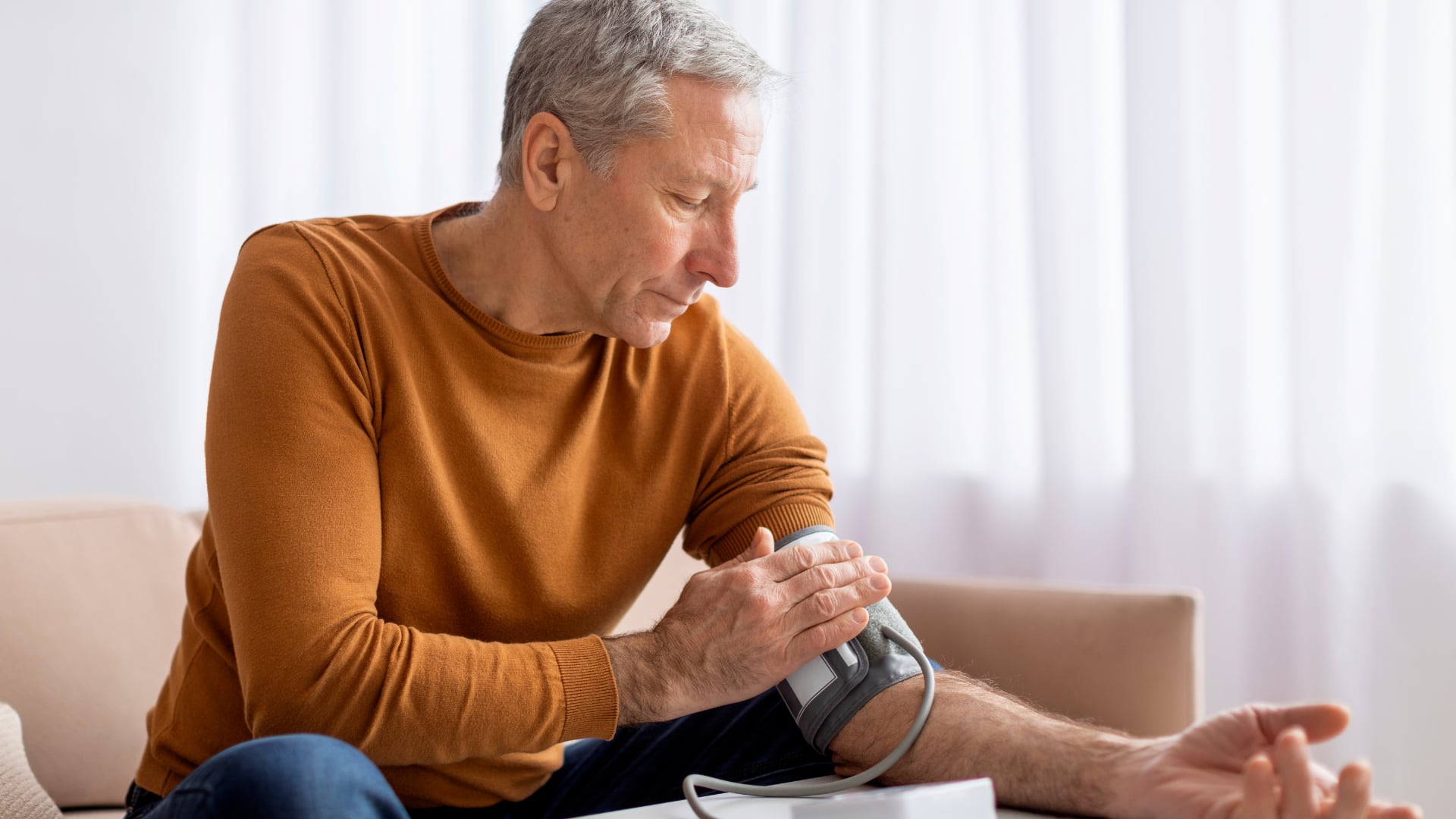 El estrés crónico y los malos hábitos pueden elevar la presión sin provocar síntomas evidentes.