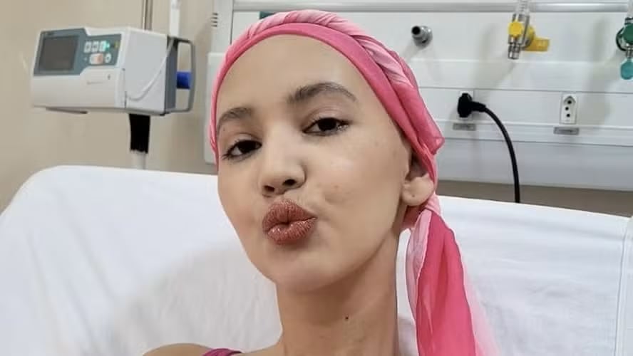 Joven de Manaus fue diagnosticada con leucemia tras quedar sin movilidad por un tumor en la columna. Ahora lucha contra el cáncer.