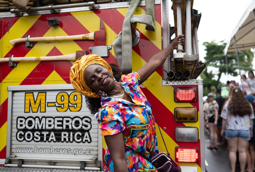 Todos se emocionaron con las bomberas y bomberos de Bribri que sorprendieron con sus bailes.