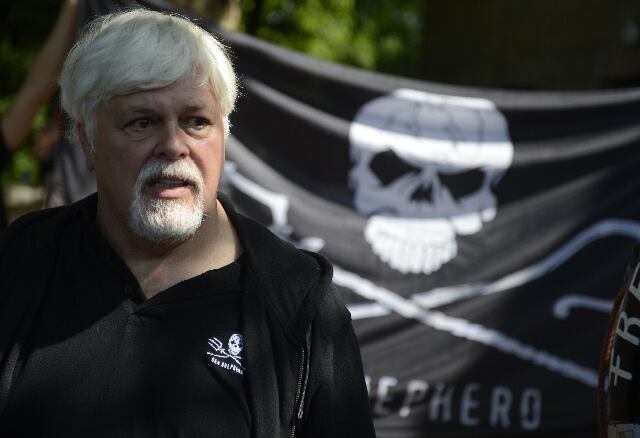 Paul Watson, fundador de Sea Shepherd, en una protesta en Berlín, 23 de mayo de 2012, mientras esperaba la extradición a Costa Rica. Luego negoció con pescadores de Puntarenas. Foto: AFP