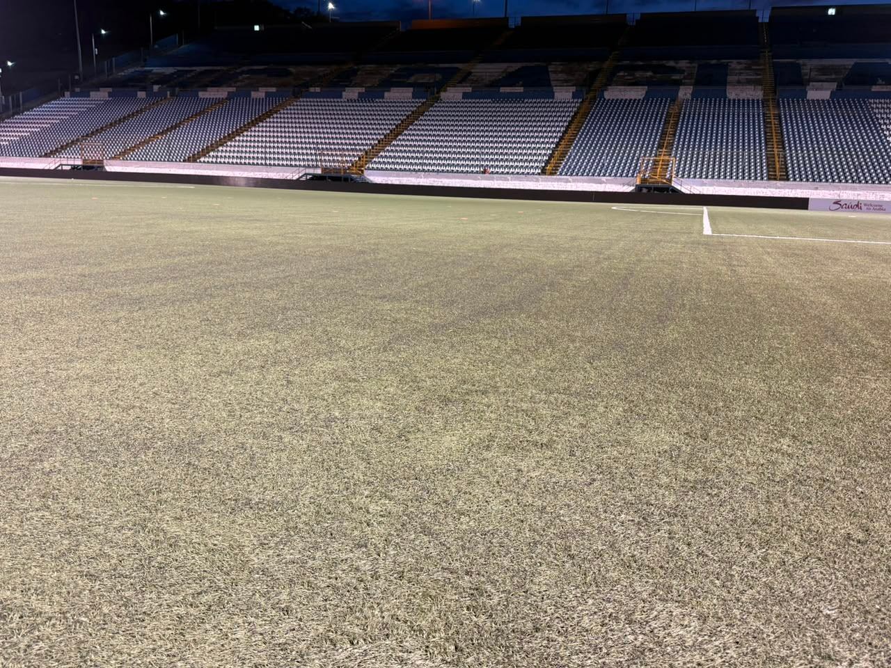 La cancha del estadio Nacional de Nicaragua se ve realmente en malas condiciones.