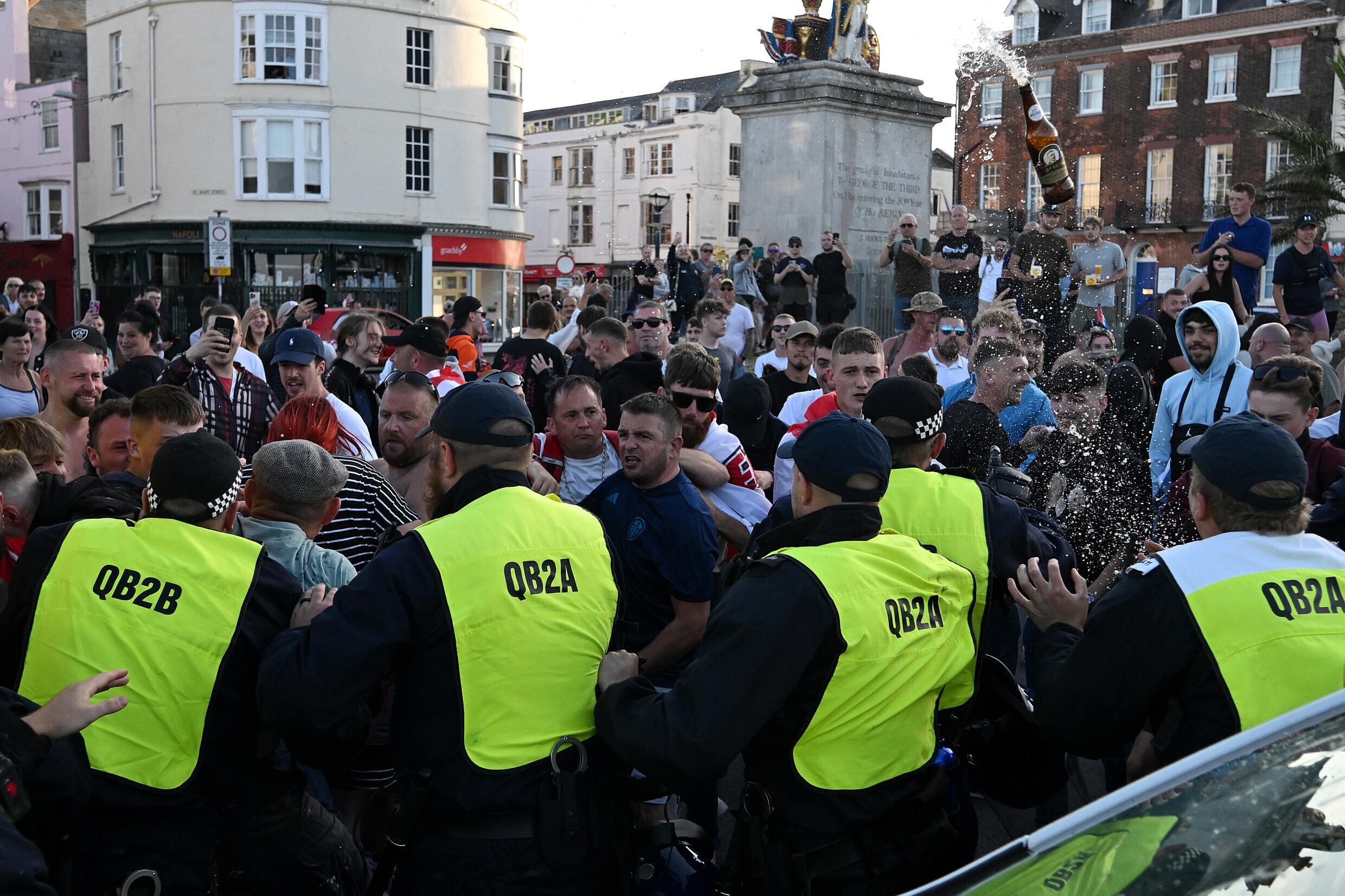 Las protestas se sucitatron luego del asesinato de tres niñas en Southpor, Inglaterra.
