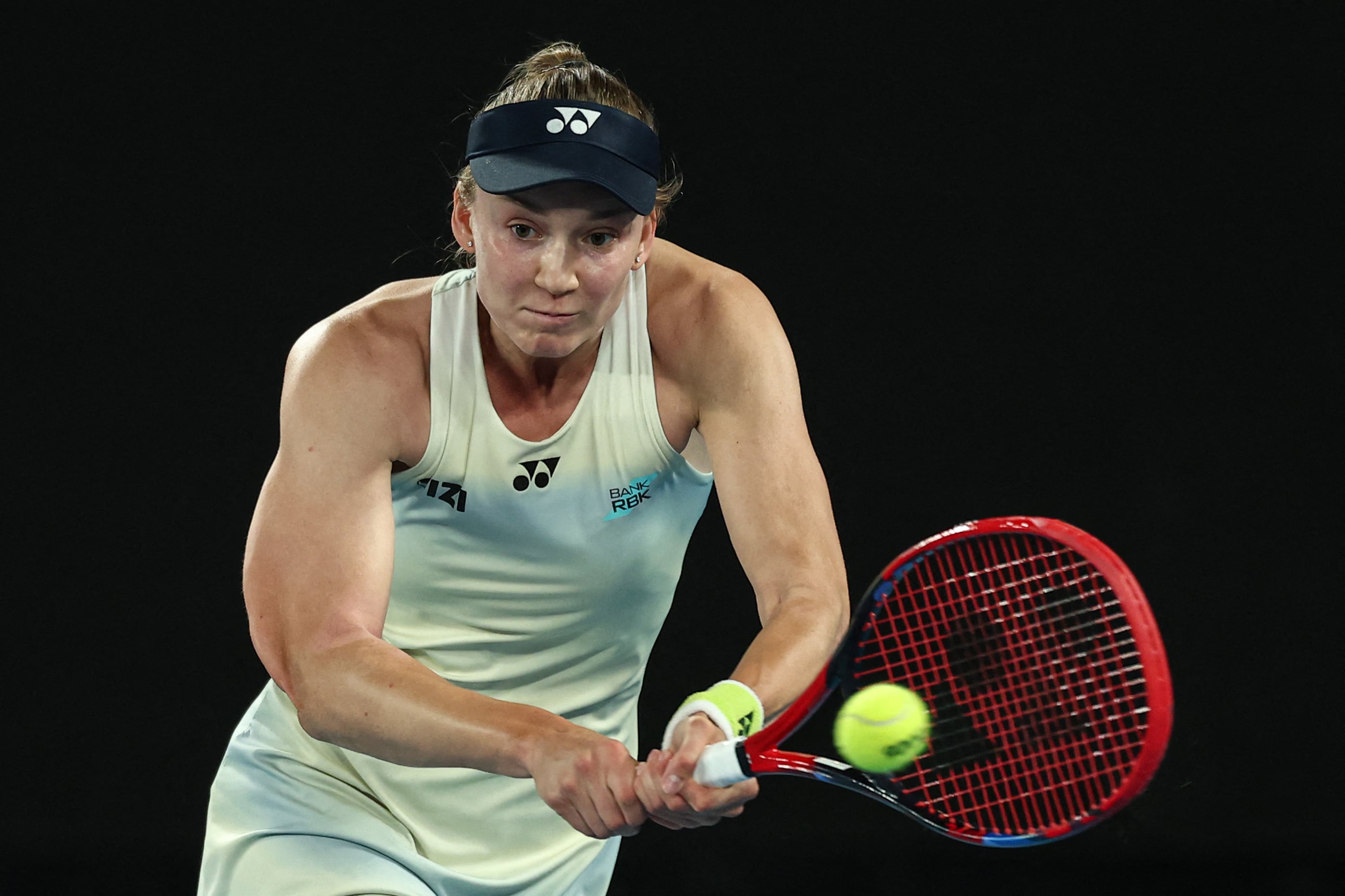 La kazaja Elena Rybakina devuelve la pelota ante la bielorrusa Aryna Sabalenka, durante la final del Abierto de Australia 2026.