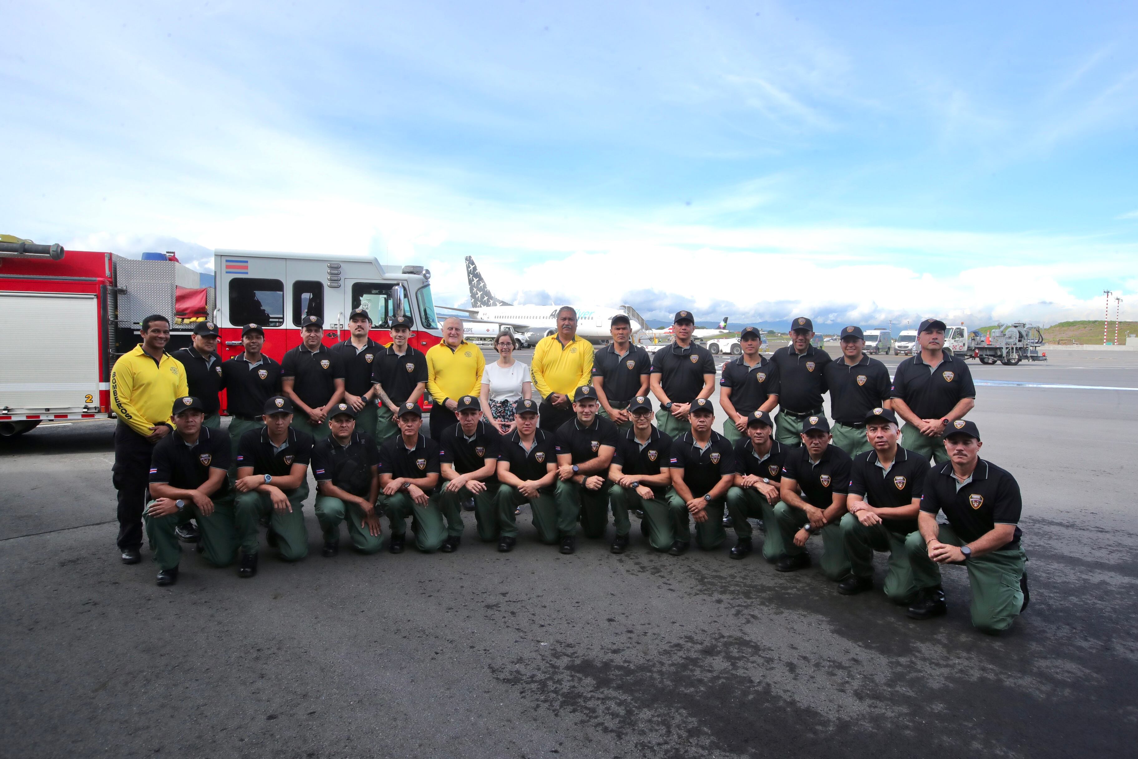 Bomberos forestales parten para Canadá