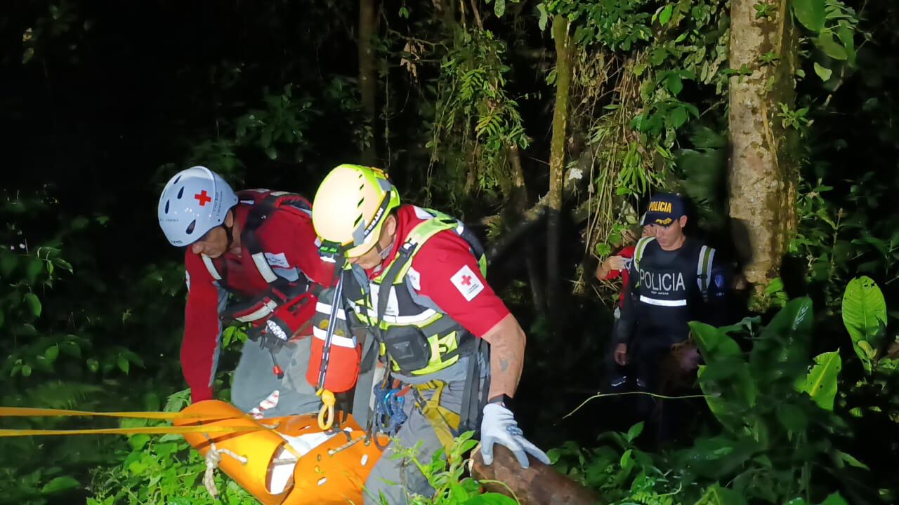 Joven de 22 años muere ahogada en la catarata de Las Cavernas, en Guácimo. Cruz Roja realizó una operación de búsqueda de más de cinco horas y rescató con vida a otras dos personas involucradas. Fotografía:
