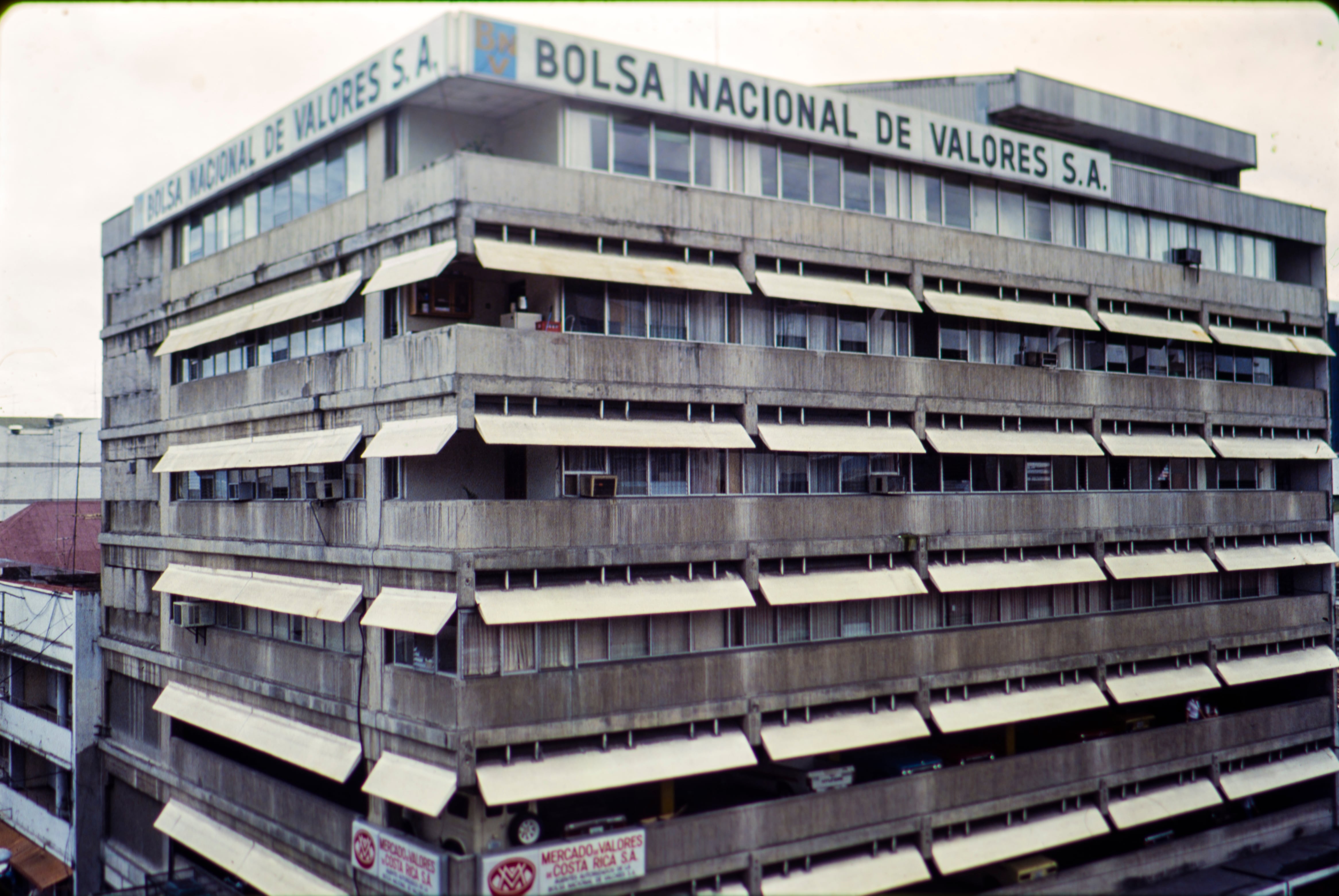 cumple 50 años como socio fundador de la Bolsa Nacional de Valores.