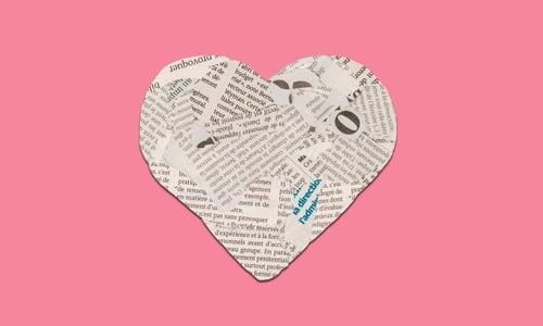 Corazón hecho de recortes de periódicos en blanco y negro sobre un fondo rosado sólido.