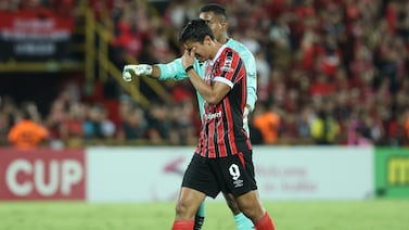 Esto pasó en el camerino de Alajuelense luego de que el mexicano Ángel Zaldívar lloraba por su expulsión