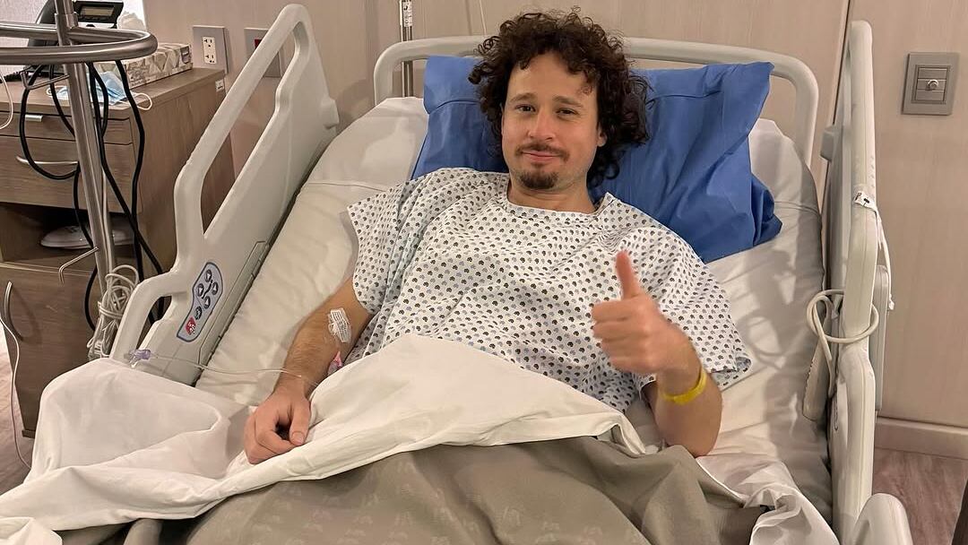 Luisito Comunica en una camilla de hospital y en una piscina haciendo terapia.