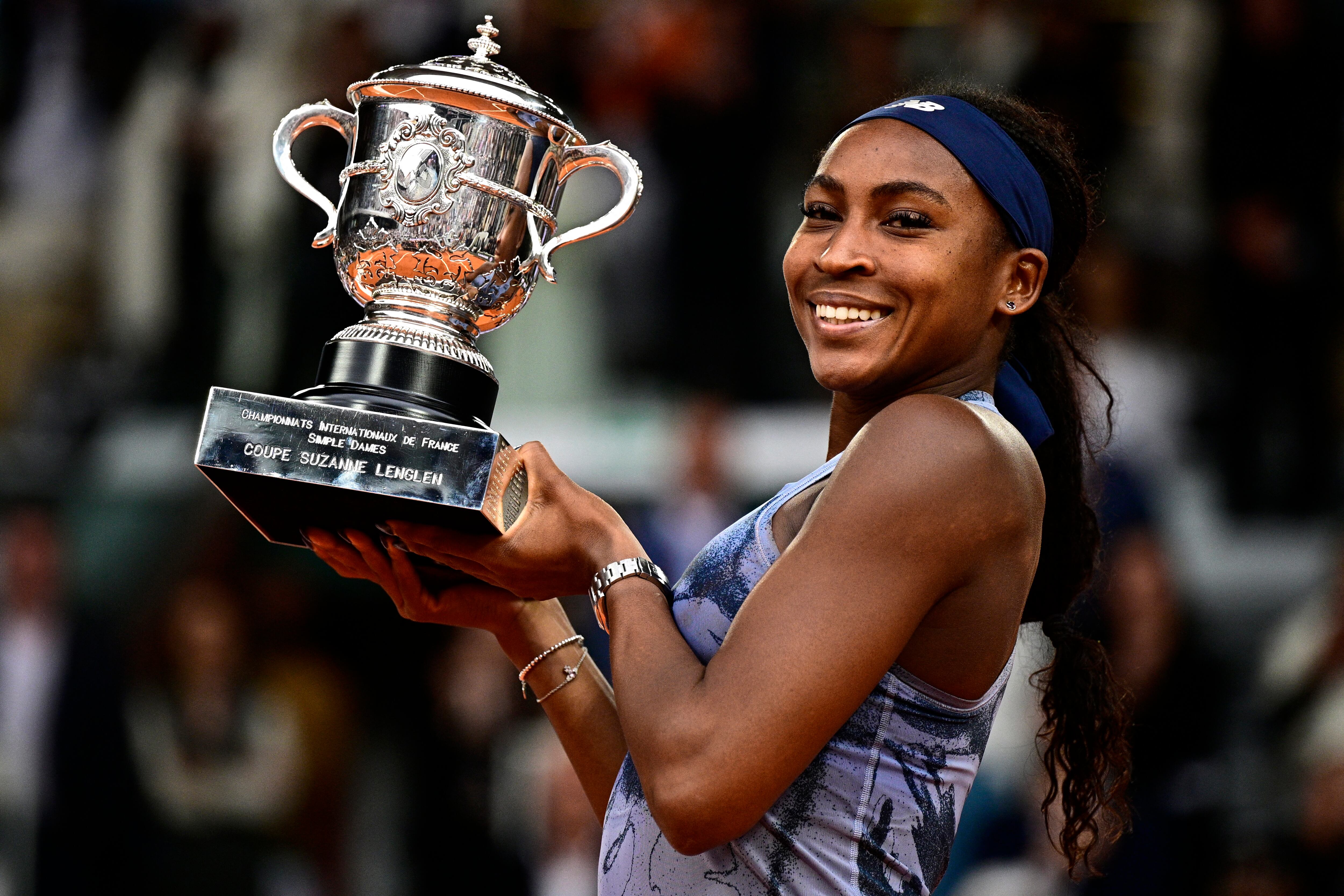 US Coco Gauff sostiene el trofeo que la acredita como nueva campeona del Torneo de Roland Garros de tenis.