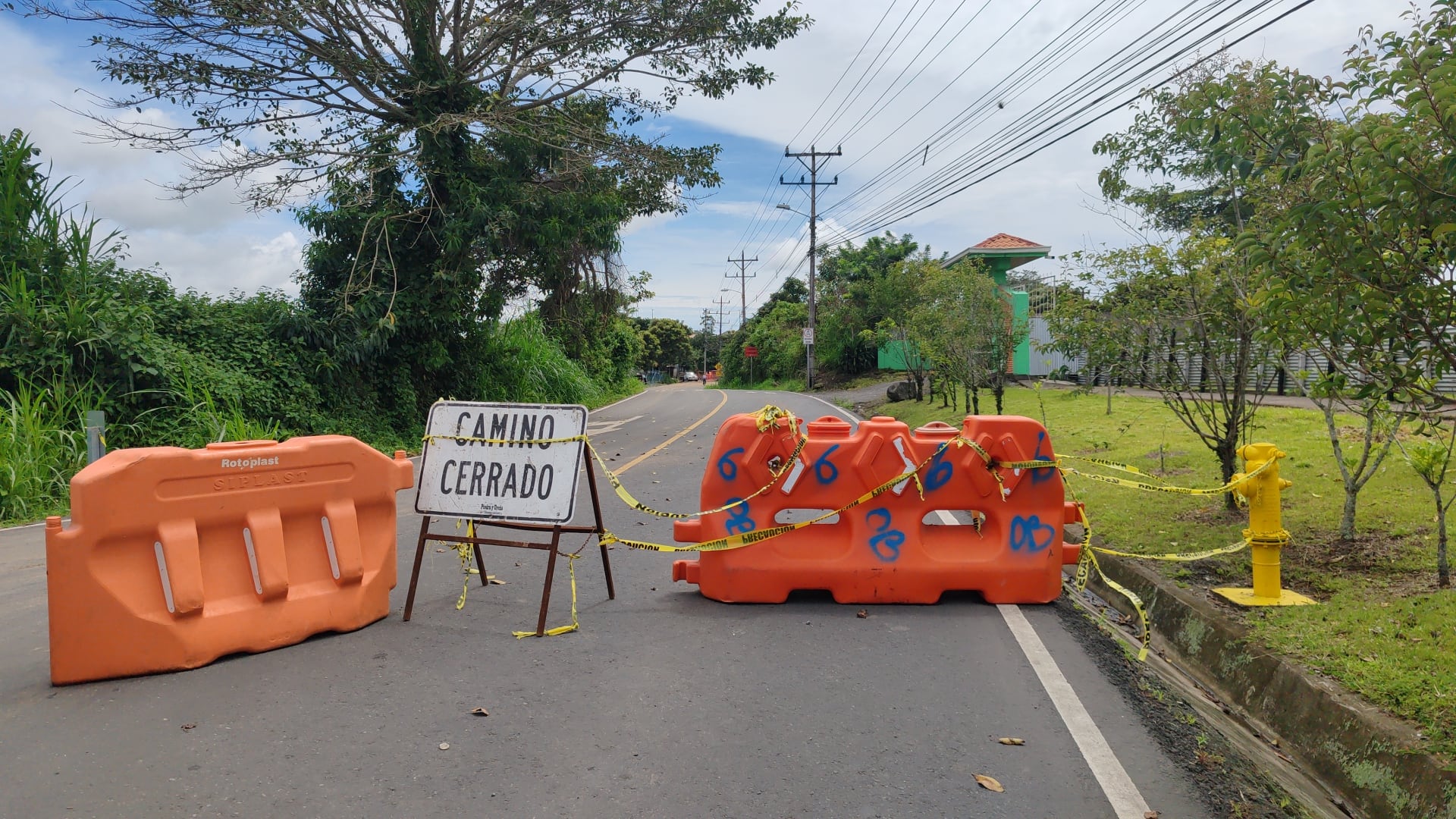 Calle Cóncavas sigue cerrada por trabajos de infraestructura. La vía comunica Cartago con Paraíso y Orosi y estará inhabilitada hasta 2026.
