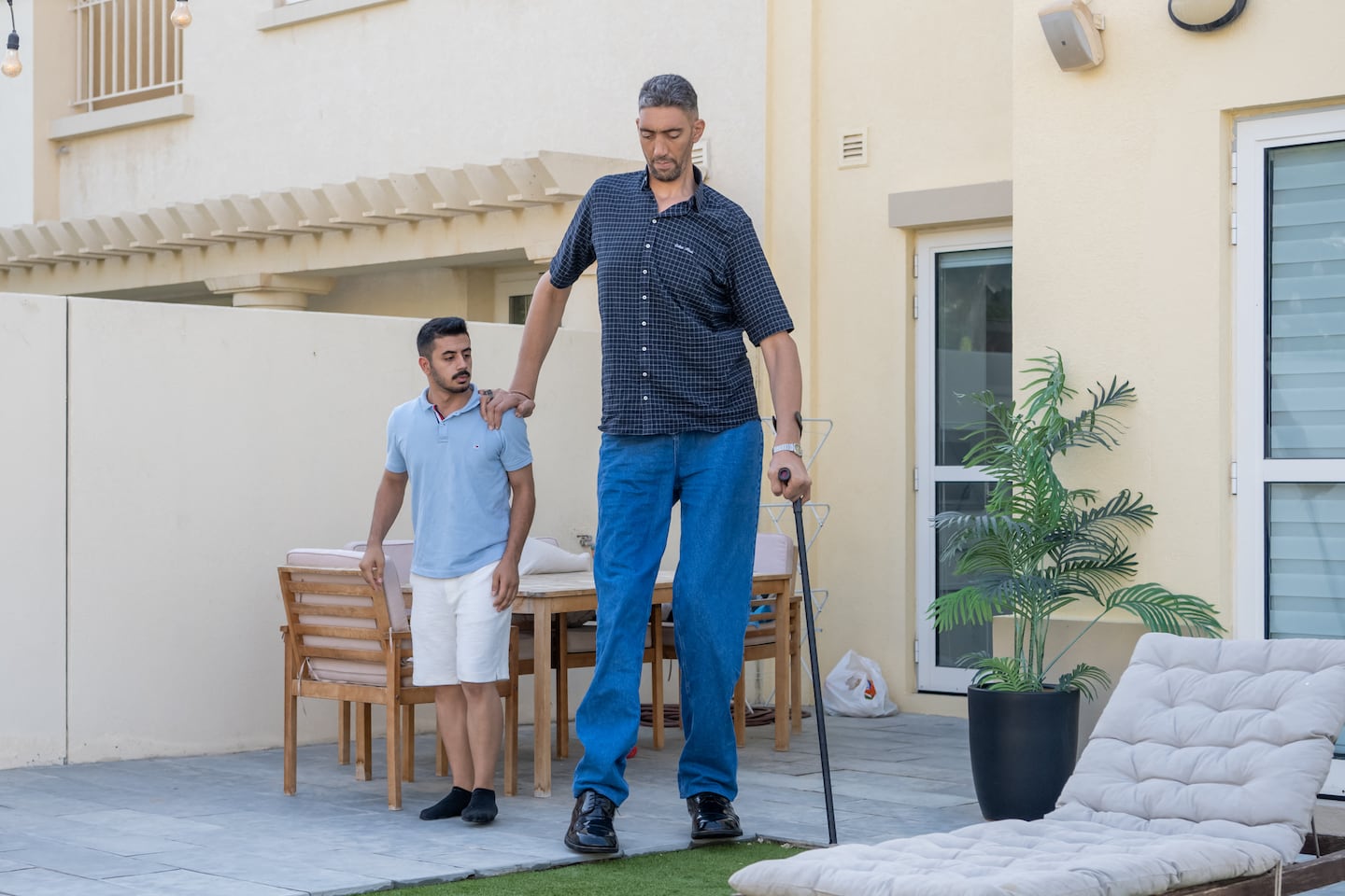 Sultan Kösen: la historia del hombre más alto del mundo que desafía los límites de la medicina