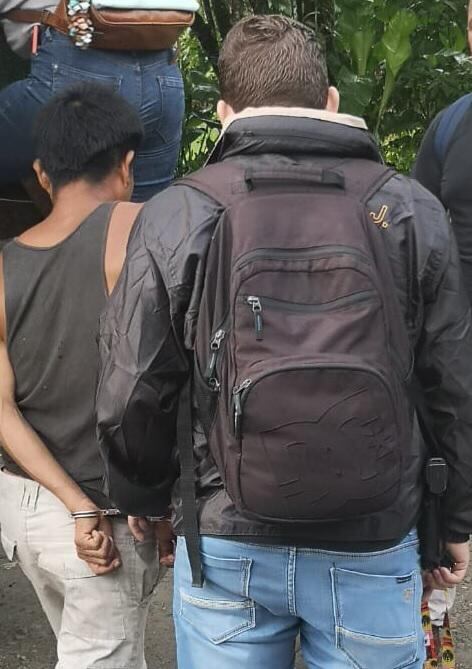 Los agentes judiciales de Bribrí dejaron al sospechoso a la orden de la Fiscalía, donde quedó a la espera de medidas cautelares. Foto: Cortesía OIJ.