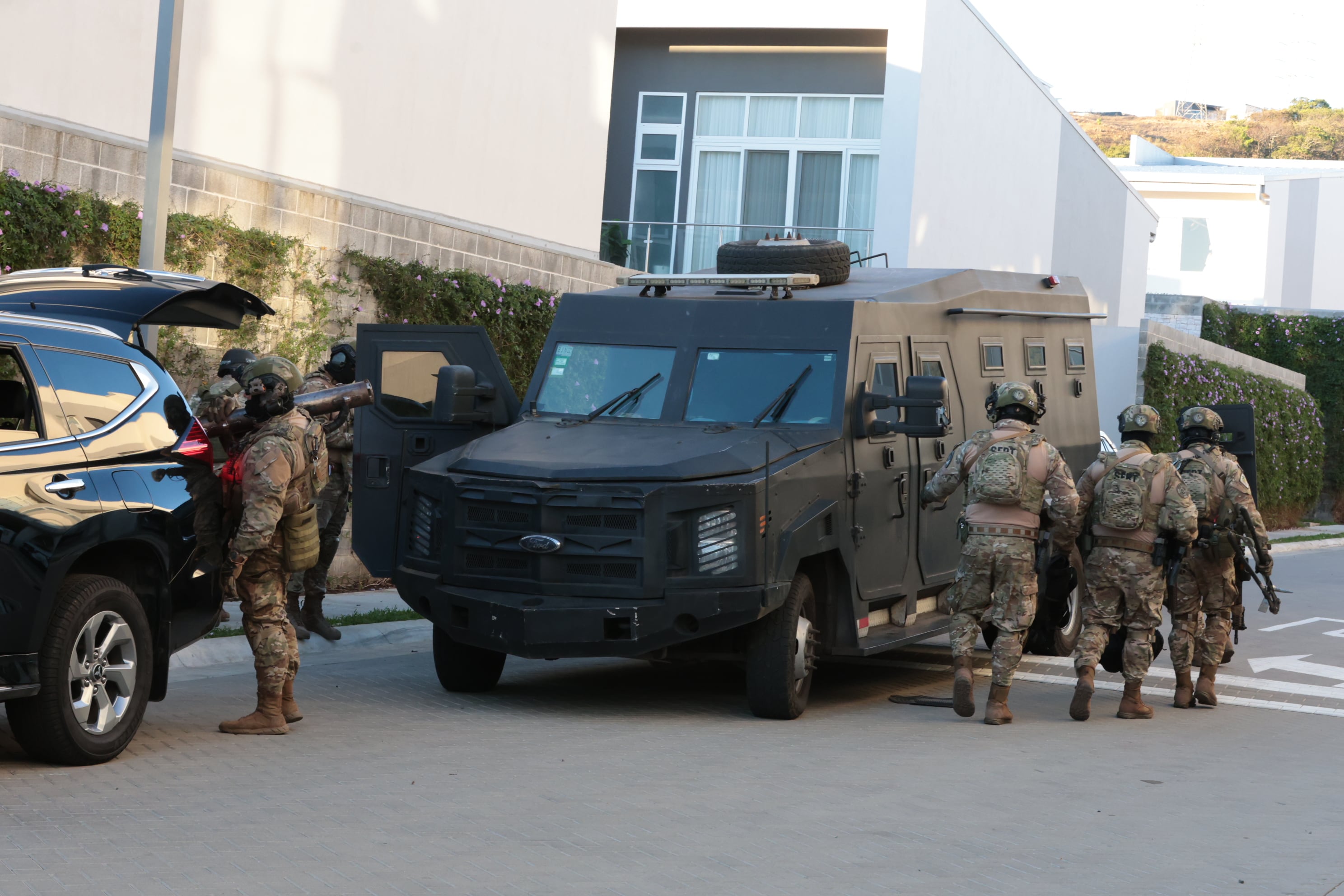 26/02/2026/ allanamientos realizados por el OIJ en el condominio Guachipelin 3-10 de Escazú/ foto John Durán