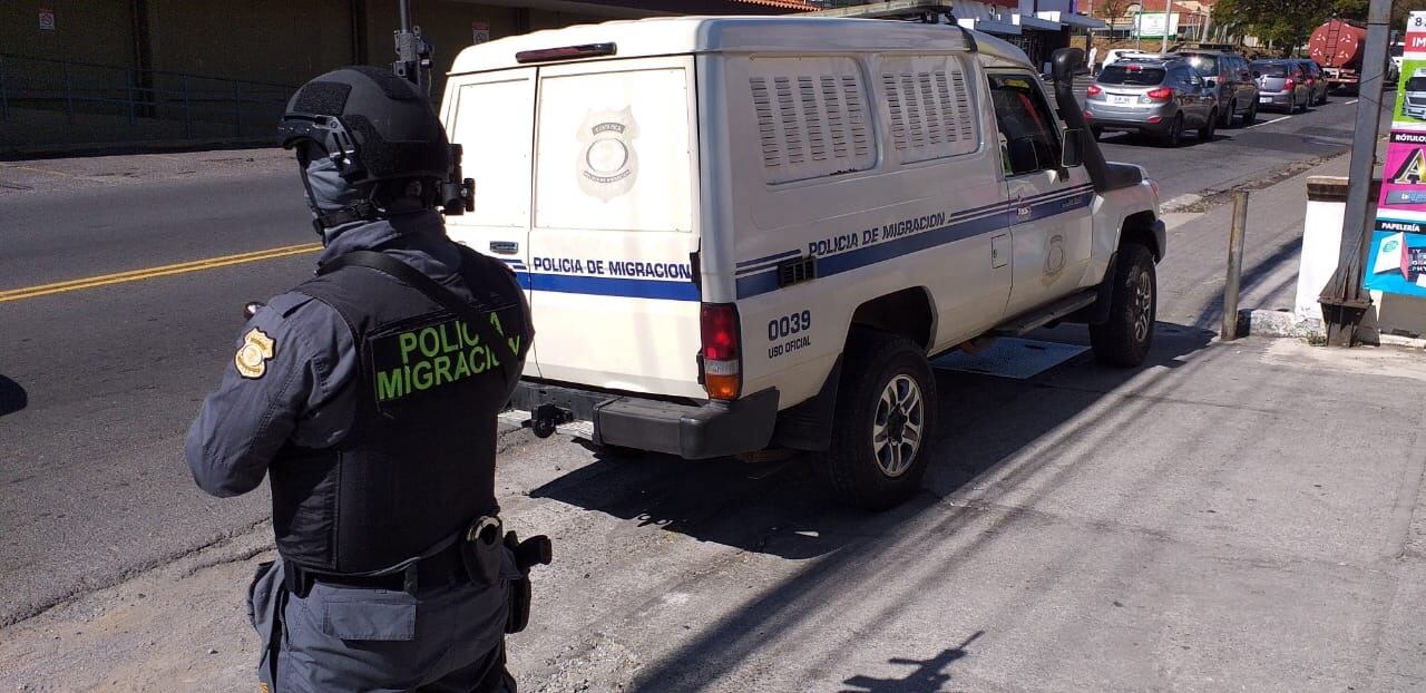 Detienen a sospechoso de falsificar documentación y venderla en el país y a nivel internacional. Foto Policía Profesional de MIgración.