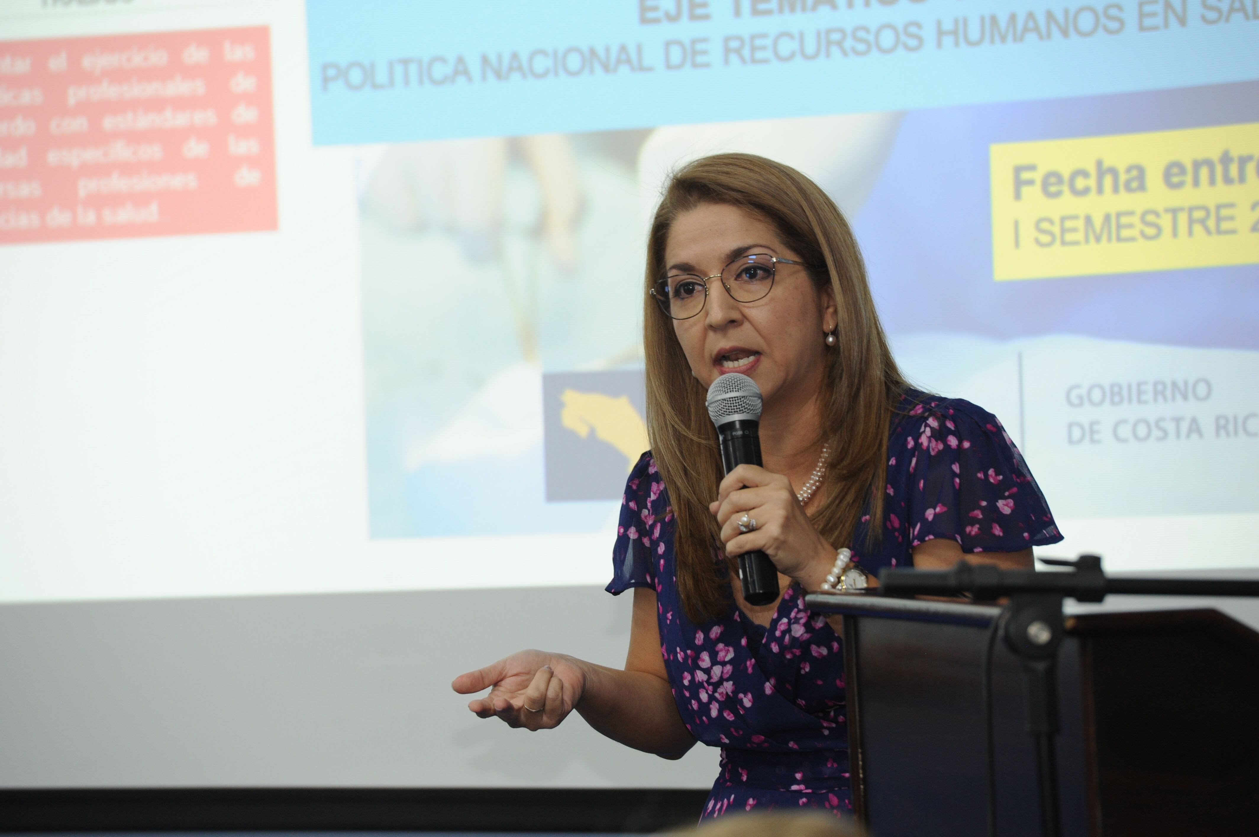 Mary Munive, ministra de Salud, habla en el Colegio de Médicos y Cirujanos de Costa Rica sobre la crisis de especialistas en la CCSS. La actividad se realizó el 10 de abril del 2024.