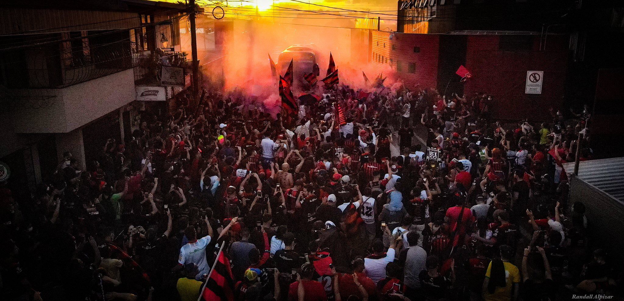 Así fue el recibimiento de la afición de Alajuelense a sus leonas.