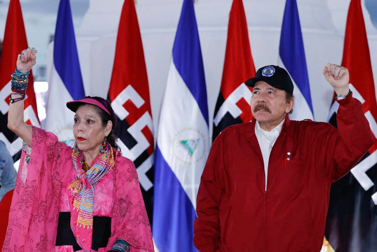 Daniel Ortega, quien gobierna en Nicaragua, junto con su esposa Rosario Murillo. La dictadura sandinista mantiene una persecusión constante a diferentes sectores de la sociedad nicaragüense. Entre ellos el gremio religioso, oenegés y medios de comunicación. Foto: AFP