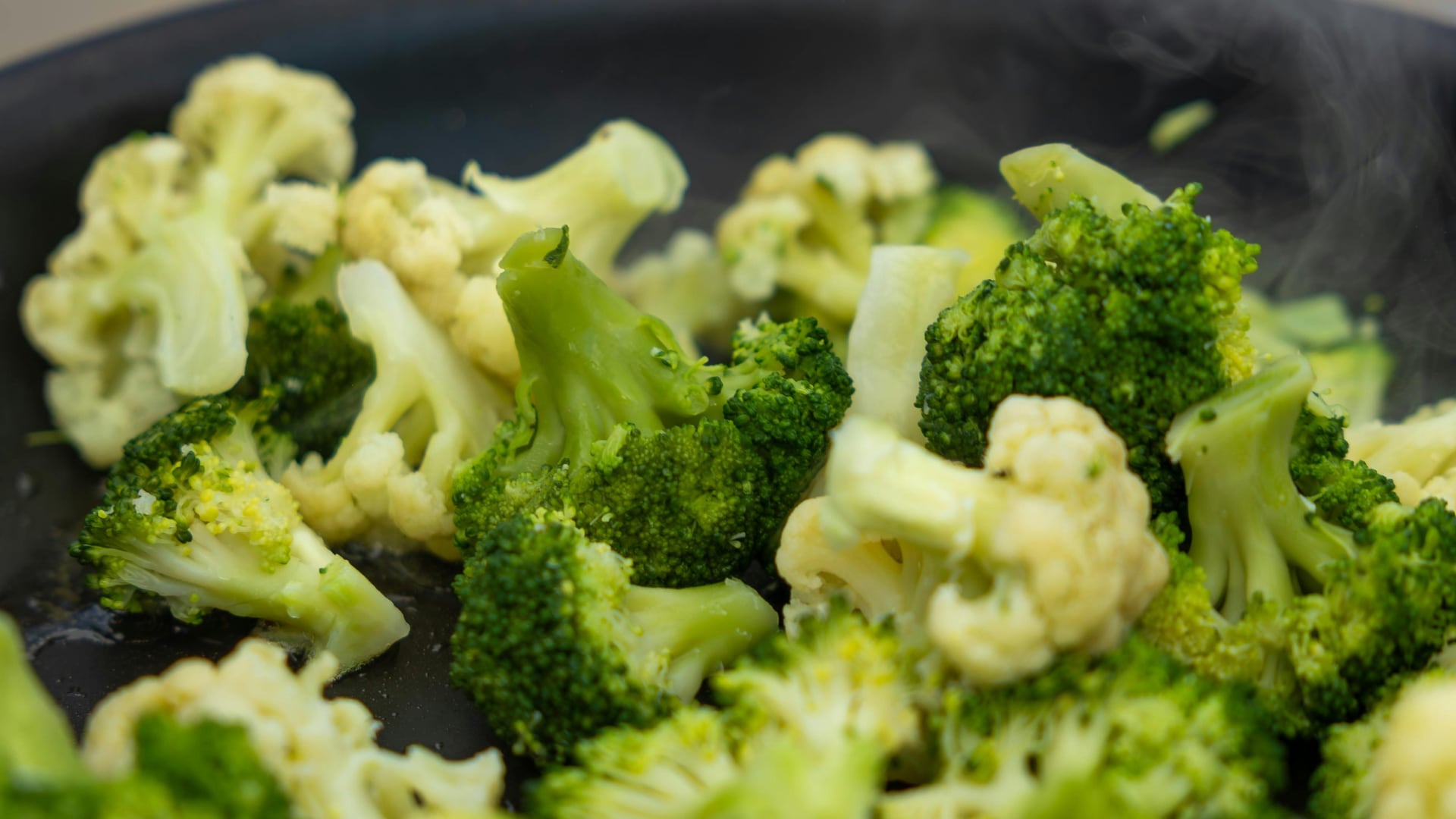 Asar el brócoli conserva sus nutrientes y mejora el sabor. La cocinera Elizabeth Rider explicó cómo prepararlo paso a paso.