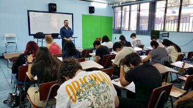 Un ingeniero prepara a estudiantes en uno de los colegios con mejor promedio de admisión a la UCR