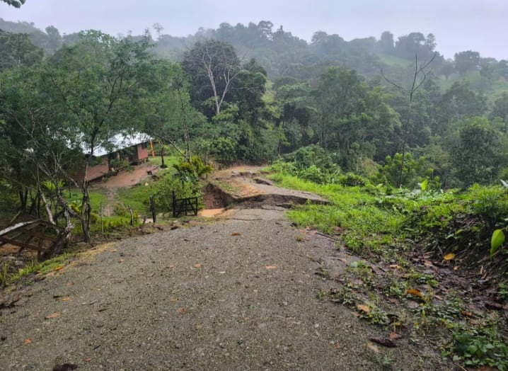 Vecinos de Conte Burica denunciaron que un cerro se deslizó y mantiene aislados a los residentes de Los Plancitos. Piden ayuda porque la CNE no ha acudido a atenderlos.