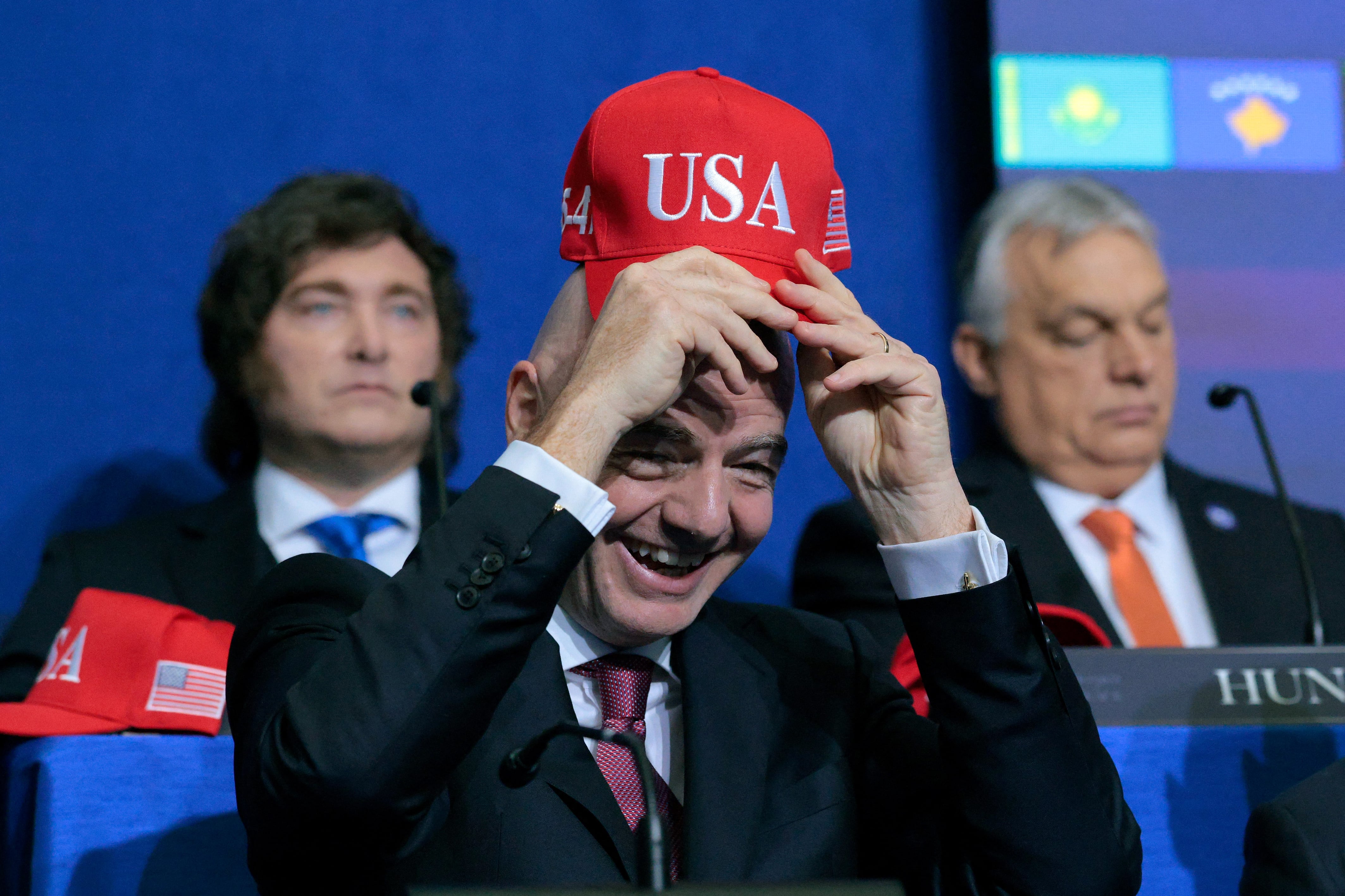 El presidente de la FIFA, Gianni Infantino, se pone una gorra de Estados Unidos en Washington durante la reunión inaugural de la Junta de la Paz creada por Donald Trump, en febrero pasado.