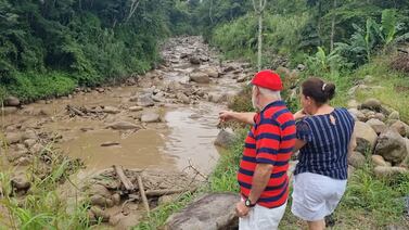 Correntada de barro y palos amenazó a vecinos de Aguas Zarcas
