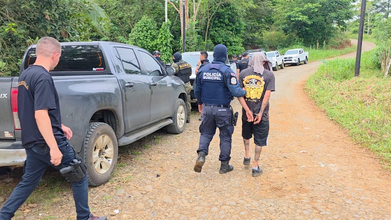 El OIJ detuvo a una pareja en Castelmare de Pital, San Carlos, vinculada con amenazas y disparos ocurridos el 19 de agosto. Este es el hombre sospechoso y quedó a la orden de la Fiscalía. Fotografía: