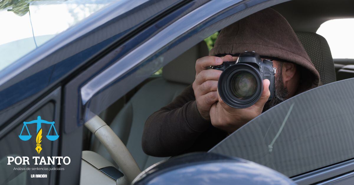 En la imagen un hombre tomando una fotografía desde un vehículo.