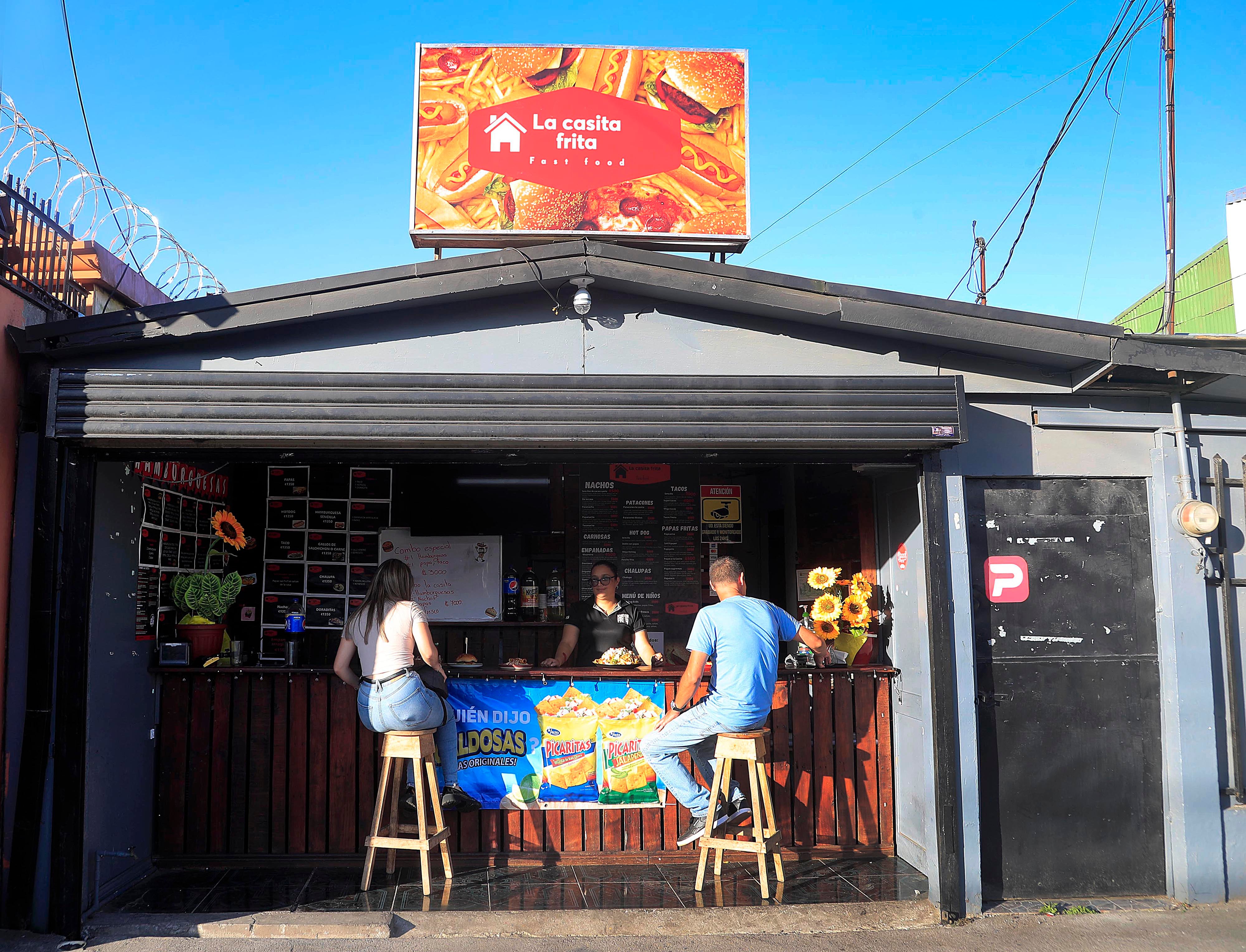 05/01/2024 Guadalupe de Cartago. La Casita Frita, es una pequeña soda de comidas rápidas pero de gran tamaño, ricas y de precios muy accesibles. Empanadas gigantes, papanachos, tacos, hamburguesas con torta y pan artesanal, patacones y combos gigantes son parte del variado menú que se puede disfrutar todos los días desde la tarde hasta casi la medianoche.