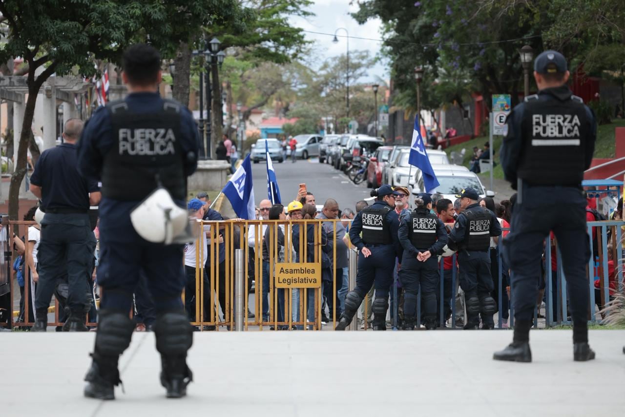 Organizaciones estudiantiles universitarias, sindicatos y sectores sociales convocaron una movilización frente a la Asamblea Legislativa contra el proyecto de Ley de Armonización Eléctrica.