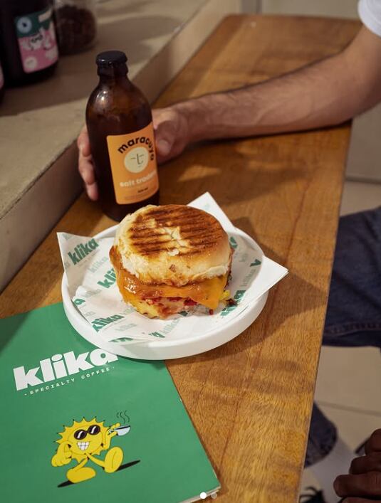 El sándwich de tres quesos de Klika Coffee.