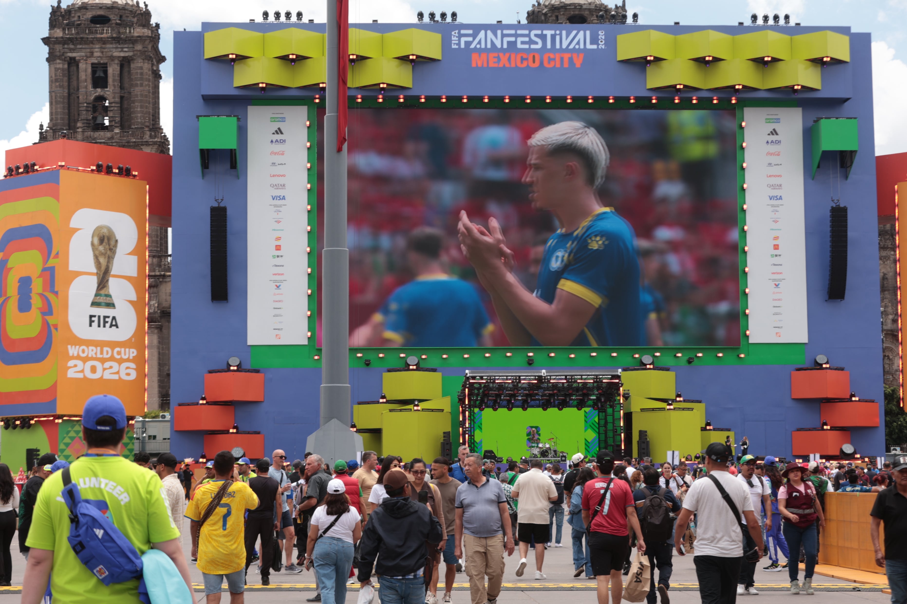 Aficionados reunidos en el Fan Fest del Zócalo viendo en el partido de Canadá vs Bosnia y Herzegovina.