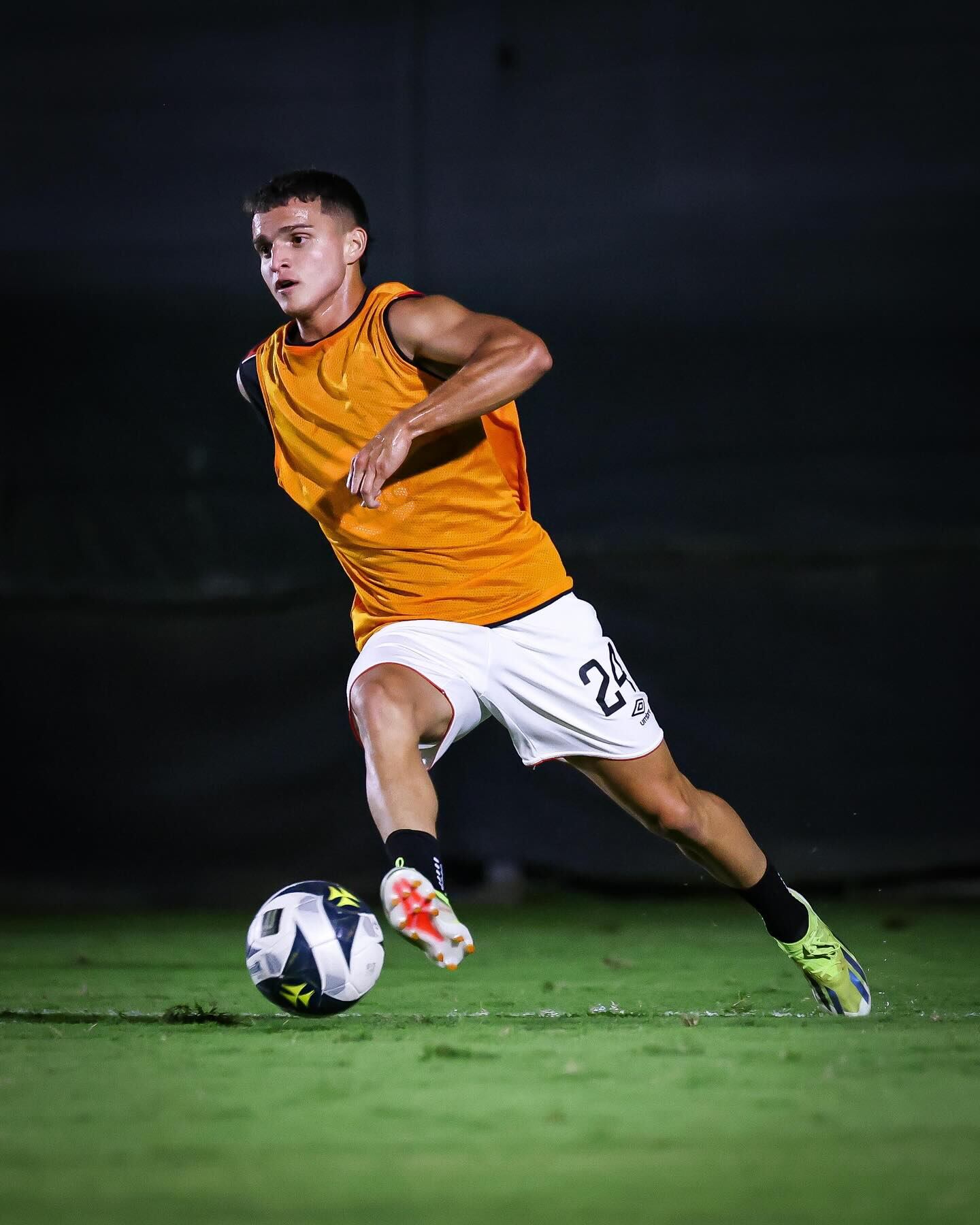 Emanuel Salazar se entrena con el primer equipo de Liga Deportiva Alajuelense. El lateral derecho juvenil está contemplado para tener minutos.