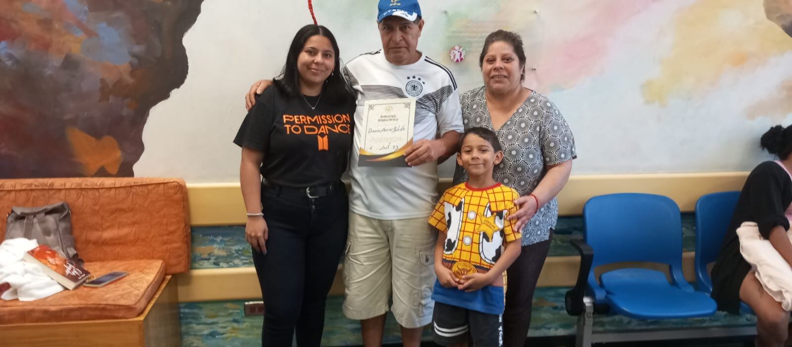 Una mujer sobreviviente de cáncer con sus hijos y otro compañero de radioterapia.