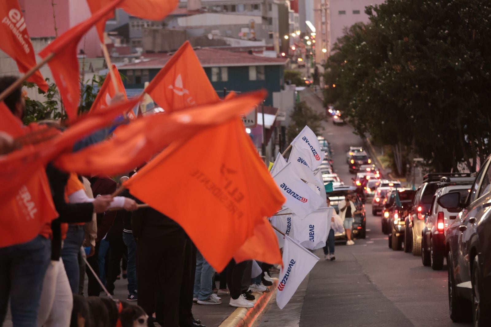 Manifestantes de Avanza y PLP animan el ambiente pese a su clara desventaja numérica.
