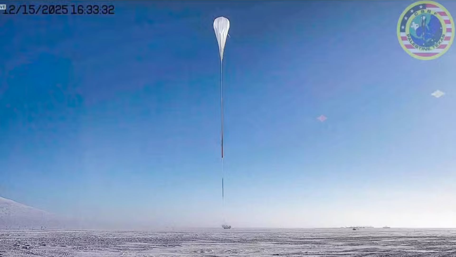Científicos internacionales lanzaron un enorme balón en la Antártida para estudiar partículas de antimateria y avanzar en la comprensión del Universo.